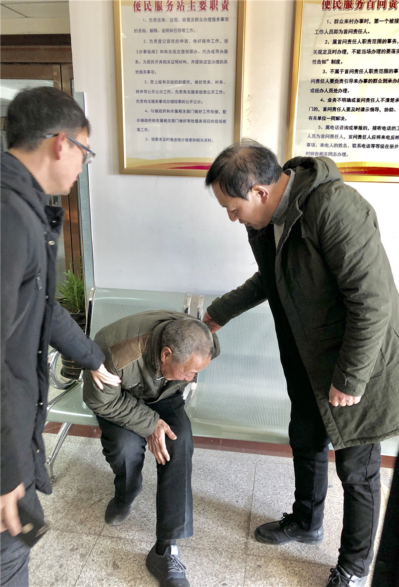 郑州科威耐材春节前慰问困难群众(不顾双腿疼痛,起身表示感谢)