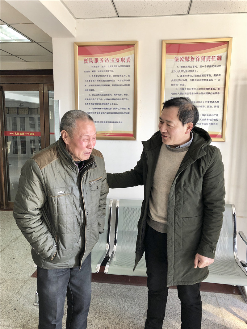 郑州科威耐材春节前慰问困难群众(领导鼓励要对未来充满信心)
